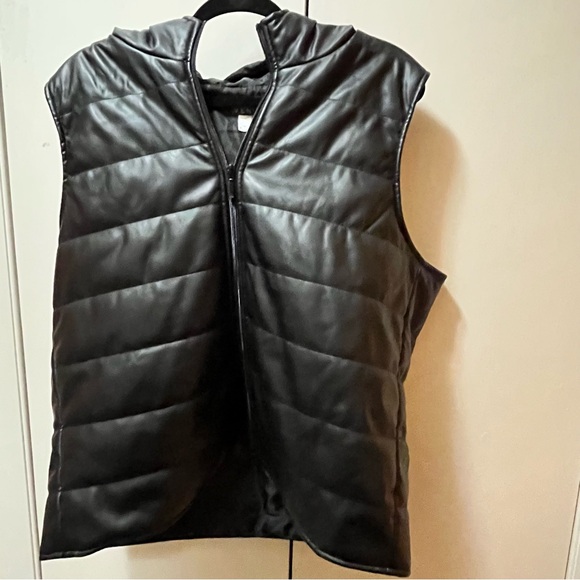 VENUS Black Quilted Vest with Zipper Closure and Hood - Picture 5 of 7